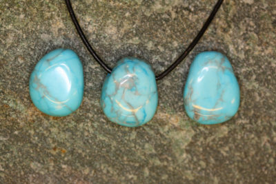 Magnesitt farget turkis steinanheng tverrboret ca 2.5cm