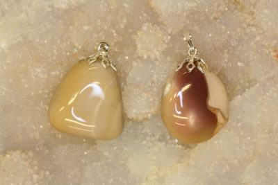 Mookaitt tulipananheng med sølvfarget topp ca 3cm