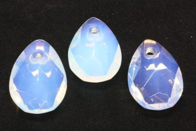 Opal blå fasett steinanheng med 4mm hull ca 3cm  Syntetisk