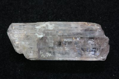 Skapolitt blå krystall 10.69ct 22mm lang