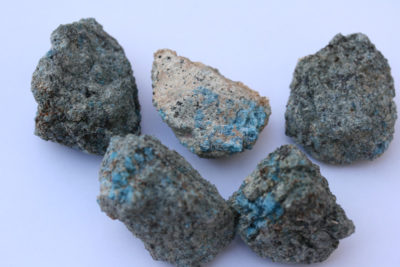 Apatitt blå i sin moderstein 4 til 6cm fra Vest Sahara Marokko
