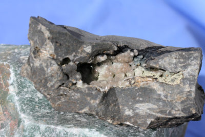 Basalt med calcitt    350g  5x10cm fra Marokko