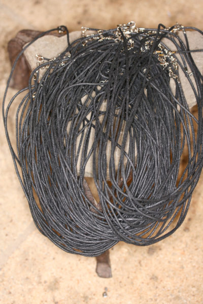 Vokset bomull snor 1,5mm x 45cm med karabin lås