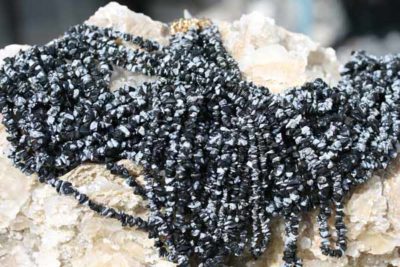 Obsidian snefnugg chipskjede 45cm med lås