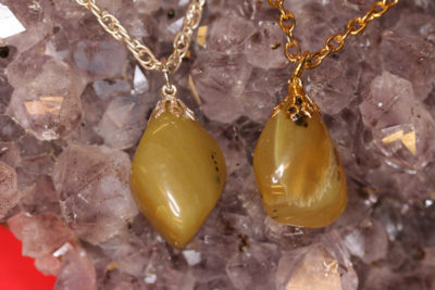 Opalitt oliven grønn tulipananheng med sølvfarget topp ca 3cm