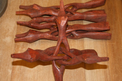 Utskåret trefot med 3 bein lengde sammenslått 30cm