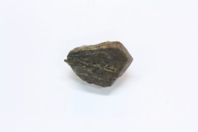 Alvitt krystall og Fergusonitt 0.8g 5x12mm fra Hinebu,Mjåvatn i Agder Norge