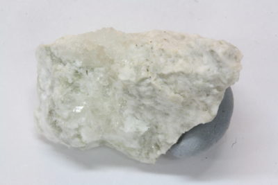 Gibbsitt B i mikroeske 13x24mm fra Saga i Tvedalen Norge