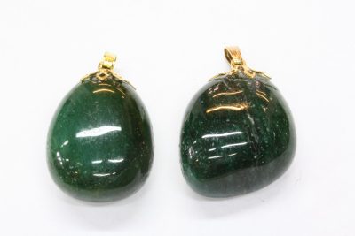 Aventurin mørk grønn tulipananheng med gullfarget topp  ca 3cm