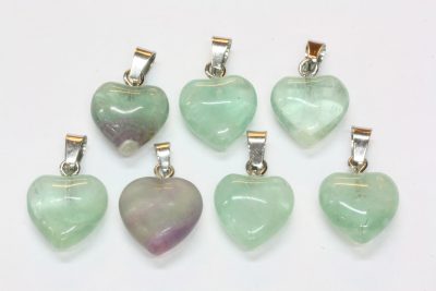 Fluoritt grønn hjerteanheng ca 15x8mm