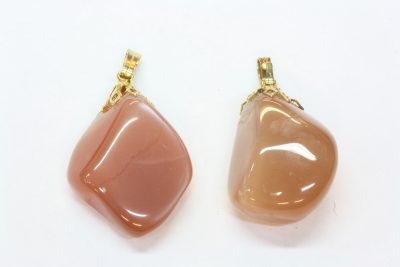 Månestein rød tulipananheng med gullfarget topp ca 3cm