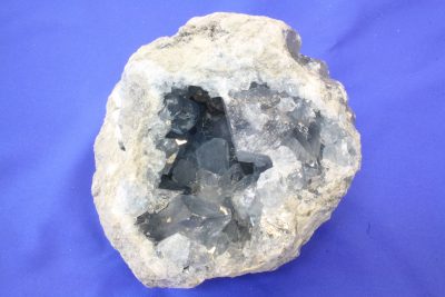 Cølestin geode 4.4kg 15x16cm fra Sakoany deposit i Katsepy, Boeny på Madagaskar