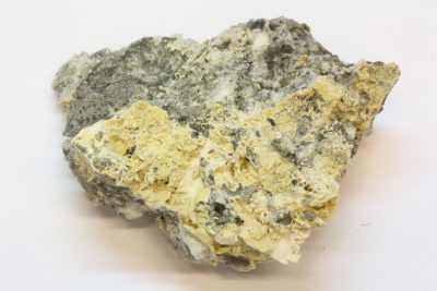 Chiavennitt B 17.5g 4×4.5cm fra Tuften quarry i Tvedalen, Norge.