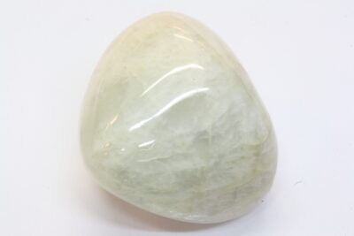 Månestein hvit håndslipt 15g 20x23mm Tonnes, Lurøy, Norge.