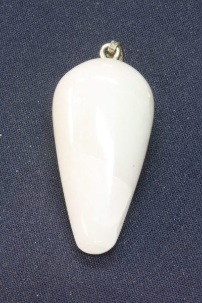 Melkekvarts A håndslipt anheng med sølvstift 14g 41mm langt fra Moss.