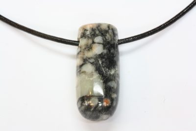 Mylonitt Norge B håndslipt steinanheng med lærsnor 34mm lang