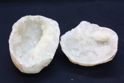 Bergkrystall geode 0.35kg 8 x 9cm fra Marousch i Marokko. Prisen er for paret.