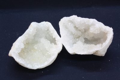 Bergkrystall geode 0.35kg 8 x 10cm fra Marousch i Marokko. Prisen er for paret.