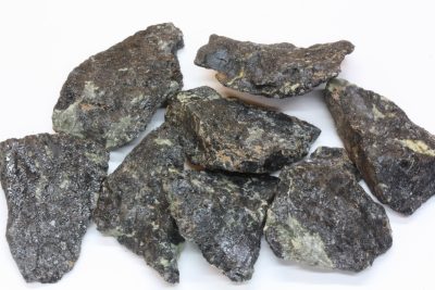 Chromitt råsteinsbit 3 til 4cm fra Güleman Mines, Alacakaya, Elazig, Tyrkia.