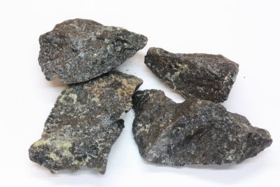 Chromitt råsteinsbit 4 til 5cm fra Güleman Mines, Alacakaya, Elazig, Tyrkia.