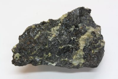 Chromitt B  64g 4 x 5.5cm fra Güleman Mines, Alacakaya, Elazig, Tyrkia.