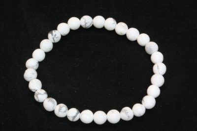 Magnesitt hvit kulearmbånd med 6mm kuler