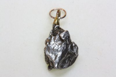 Meteoritt anheng D ca 4g Jernmeteoritt fra Campo del Cielo i Argentina.