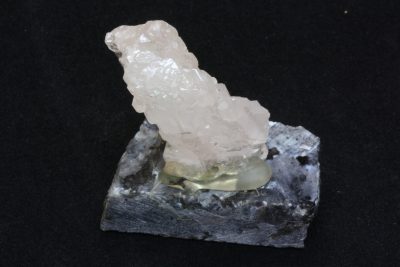 Bardu kvarts. Bergkrystall A fot av Larvikitt, krystallen 2 x 3cm fra Sørskogen i Bardu, Norge.