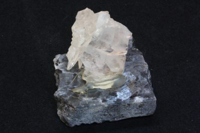Bardu kvarts. Bergkrystall A fot av Larvikitt, krystallen 2.5 x 3.5cm fra Sørskogen i Bardu, Norge.
