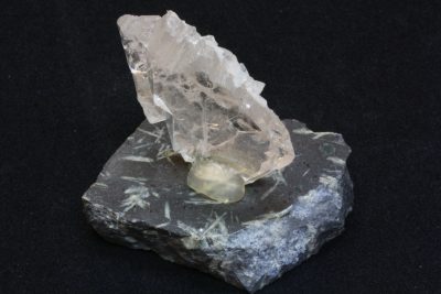 Bardu kvarts. Bergkrystall A fot av Stjerneporfyr, krystallen 2.5 x 3.5cm fra Sørskogen i Bardu, Norge.