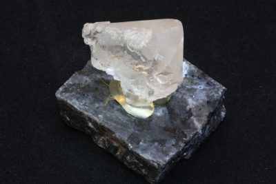 Bardu kvarts. Bergkrystall B fot av Larvikitt, krystallen 3 x 3.5cm fra Sørskogen i Bardu, Norge.