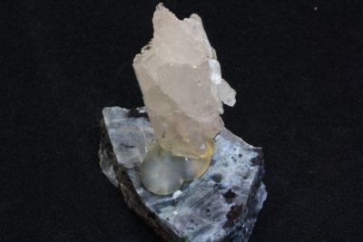Bardu kvarts. Bergkrystall B fot av Larvikitt, krystallen 2 x 3.5cm fra Sørskogen i Bardu, Norge.