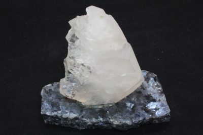 Bardu kvarts. Bergkrystall fot av Larvikitt, krystallen  6  x  7.5cm fra Sørskogen i Bardu, Norge.