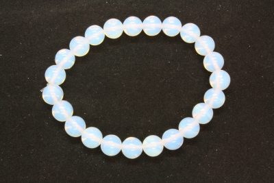 Opal blå strikkarmbånd med 8mm kuler, syntetisk.