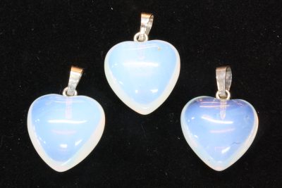 Opal blå hjerteanheng  20 x 8mm  Syntetisk.