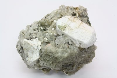 Hydroxylapatitt, Albitt  138g 4,5 x 6cm  fra Oksøykollen, Snarum, Modum, Norge.
