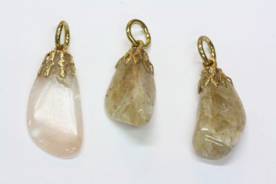 Kvarts rød tulipananheng med gullfarget topp fra Norge