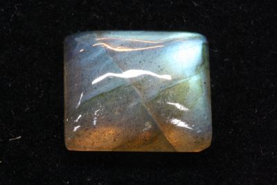 Labradoritt cabochon  10,2 x 12,0mm 5,2mm tykk fra Madagaskar