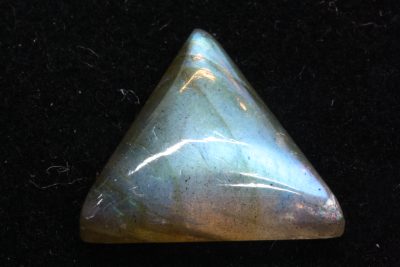 Labradoritt cabochon  14,5 x 14,8mm 6,0mm tykk fra Madagaskar