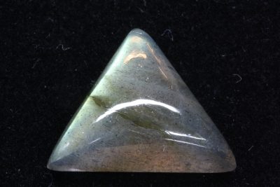 Labradoritt cabochon  14,5 x 15,0mm 5,1mm tykk fra Madagaskar