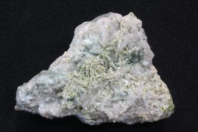 Aktinolitt, Calcitt, Bergkrystall  70g 5,5 x 5,5cm  fra Bjønndalen bruk, Nittedal, Norge.