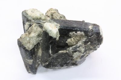 Hornblende  74g  4,5 x 5,5cm  fra Studsdalen i Kragerø, Norge.