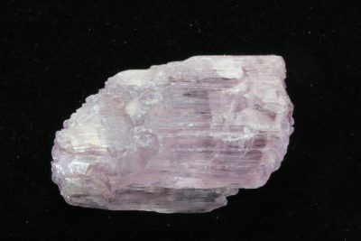 Kunzitt  10,8g   13 x 20 x 28mm  fra Chitral valley, Khyber, Pakhtunkhwa, Pakistan.