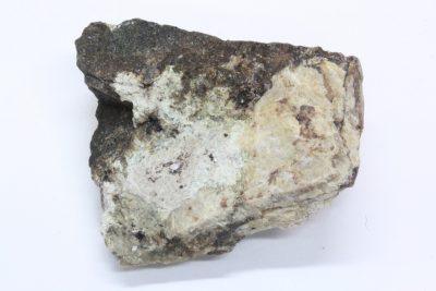 Vuonnemitt  16g  2,5 x 3cm fra Umba mine, Lovozero, Murmansk Oblast, Russland.