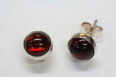 Rav sølv ørestikker med ø8mm stein   fra Baltikum, Østersjøen.
