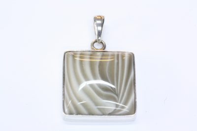 Agat anheng med  24 x 24mm stein.