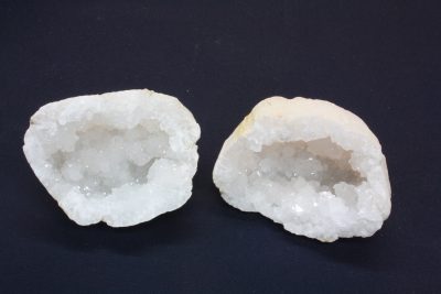 Bergkrystall geode  404g  8 x 8cm fra Marousch i Marokko. Prisen er for paret.