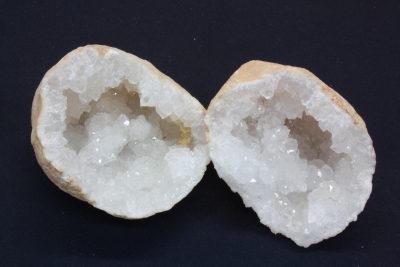 Bergkrystall geode  406g  7 x 10cm fra Marousch i Marokko. Prisen er for paret.