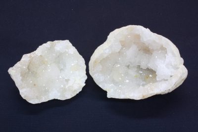 Bergkrystall geode  434g  8 x 10cm fra Marousch i Marokko. Prisen er for paret.