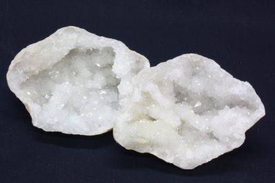 Bergkrystall geode C  636g  9 x 12cm fra Marousch i Marokko. Prisen er for paret.